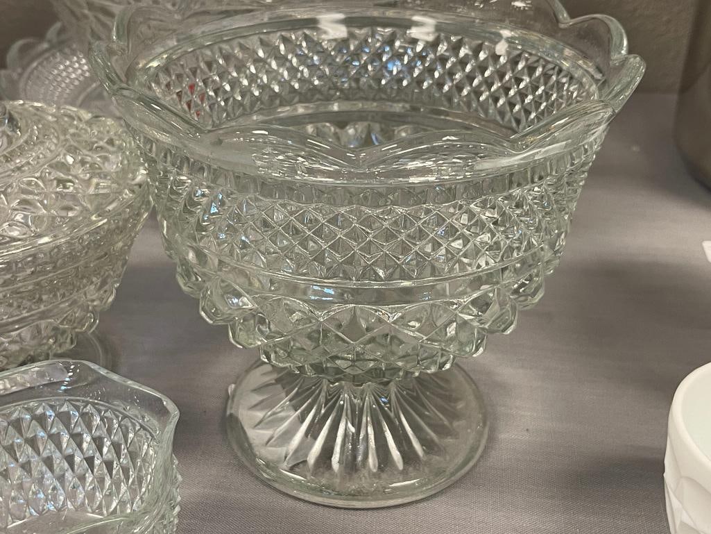 FIVE PIECES OF VINTAGE ANCHOR HOCKING WEXFORD PATTERN GLASSWARE - 4