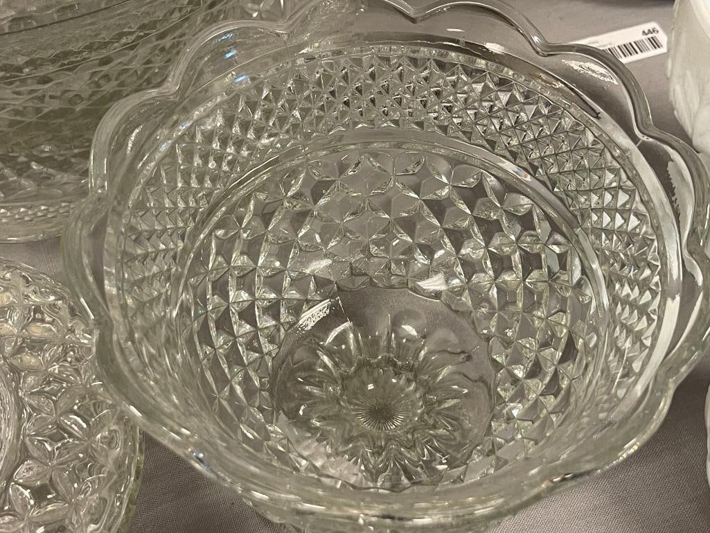 FIVE PIECES OF VINTAGE ANCHOR HOCKING WEXFORD PATTERN GLASSWARE - 5