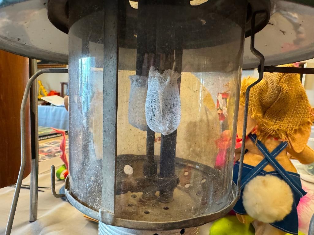 VINTAGE COLEMAN DUAL AND SINGLE MANTLE KEROSENE / OIL LAMPS MODEL 228F AND 200A - 7