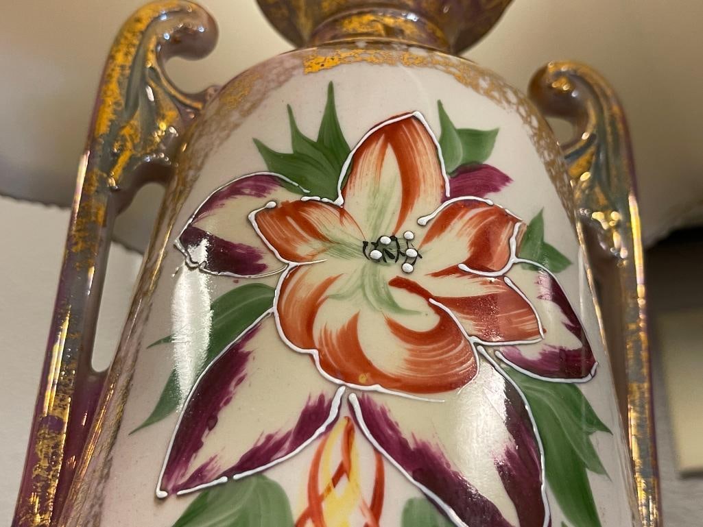 PAIR OF VINTAGE CERAMIC TABLE LAMPS WITH GILT ACCENTS AND FLORAL DESIGN - 3