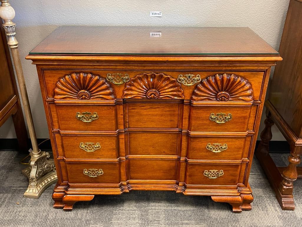 VINTAGE STONELIGH SHELL CARVED MAHOGANY CHEST OF DRAWERS WITH GLASS TOP AND MATCHNG MIRROR - 2