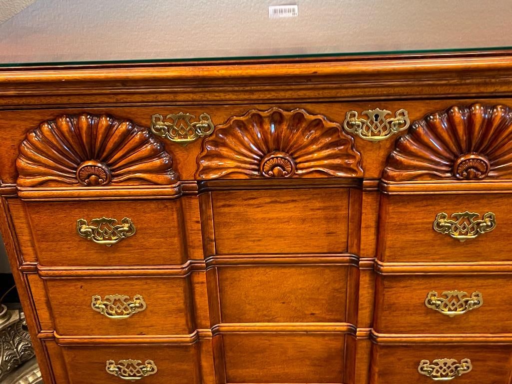VINTAGE STONELIGH SHELL CARVED MAHOGANY CHEST OF DRAWERS WITH GLASS TOP AND MATCHNG MIRROR - 3