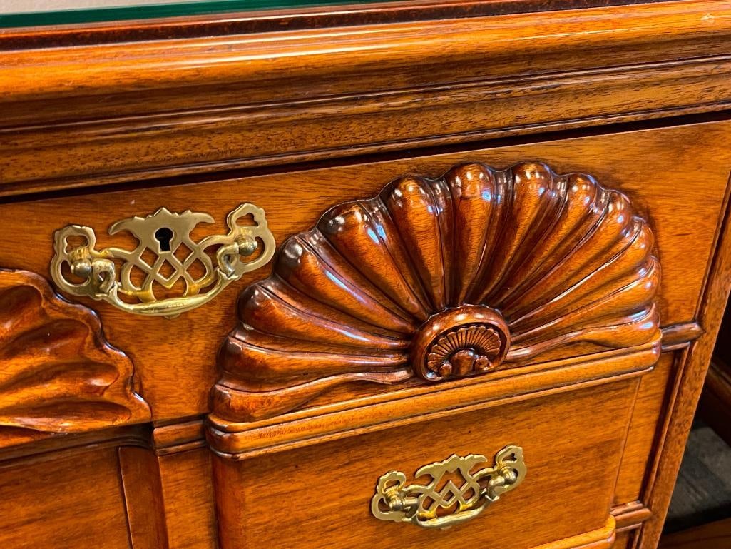 VINTAGE STONELIGH SHELL CARVED MAHOGANY CHEST OF DRAWERS WITH GLASS TOP AND MATCHNG MIRROR - 4