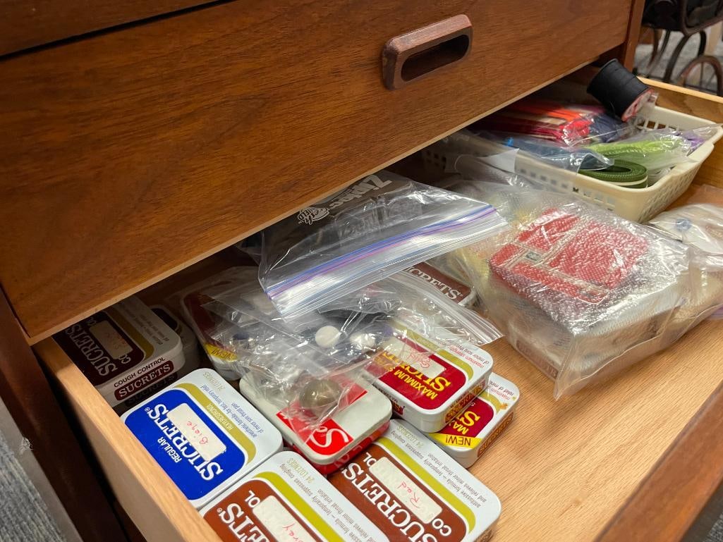 MID-CENTURY MODERN STYLED VINTAGE WRITING DESK - 8