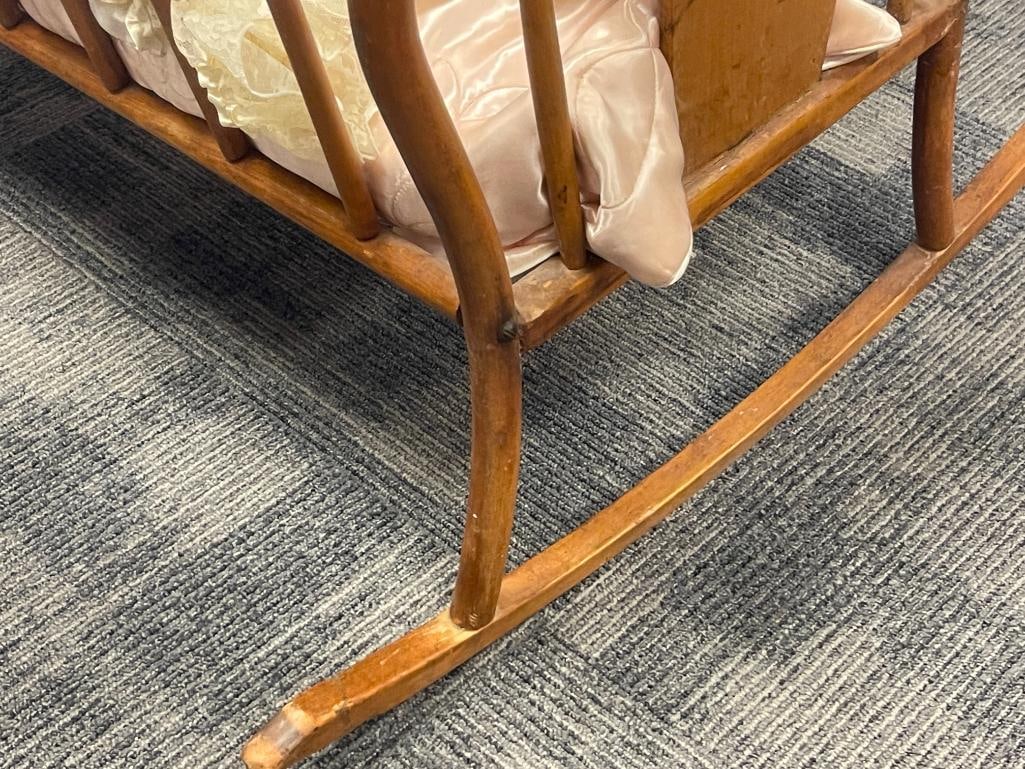 ANTIQUE MAPLE BENT WOOD BABY CRADLE WITH ASHTON-DRAKE PRINCE GEORGE OF CAMBRIDGE DOLL - 11