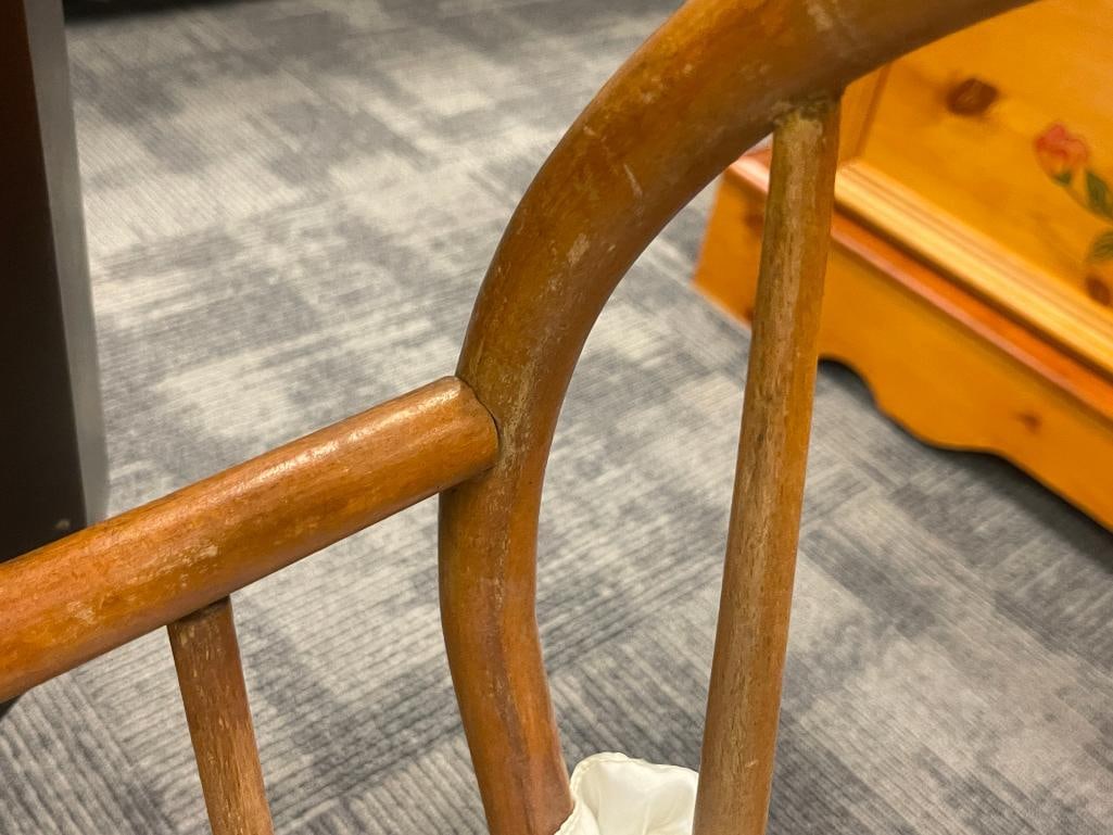 ANTIQUE MAPLE BENT WOOD BABY CRADLE WITH ASHTON-DRAKE PRINCE GEORGE OF CAMBRIDGE DOLL - 4