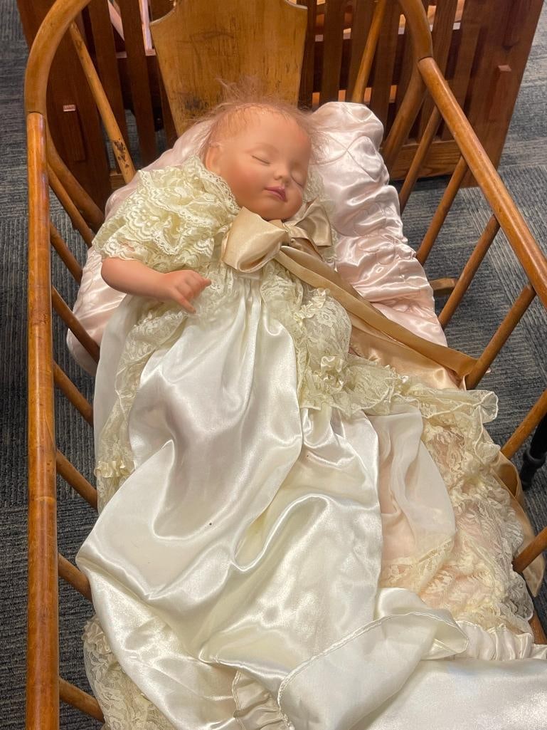 ANTIQUE MAPLE BENT WOOD BABY CRADLE WITH ASHTON-DRAKE PRINCE GEORGE OF CAMBRIDGE DOLL - 6