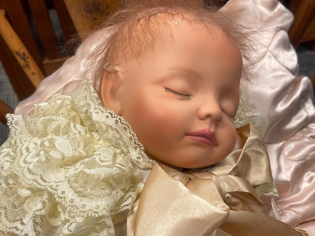 ANTIQUE MAPLE BENT WOOD BABY CRADLE WITH ASHTON-DRAKE PRINCE GEORGE OF CAMBRIDGE DOLL - 7