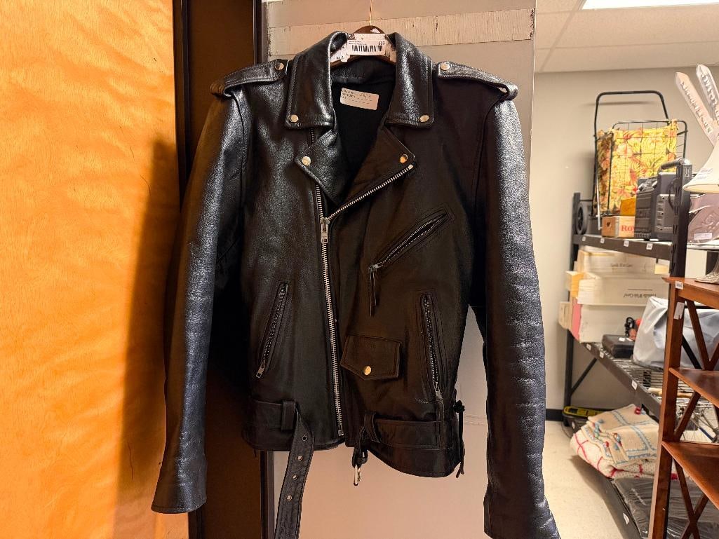 HARLEY DAVIDSON MOTORCYCLES BLACK LEATHER JACKET WITH INSIGNIA ON BACK: GOOD CONDITION SIZE MEDIUM 