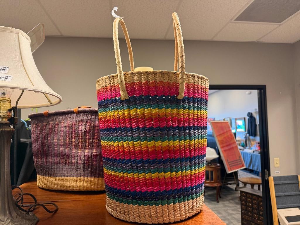 HANDCRAFTED AFRICAN STYLE STORAGE BASKET / HAMPER FEATURING WOVEN DESIGN AND LEATHER HANDLED BASKET: INCLUDES LID, GOOD CONDITION, LEATHER HANDLED WOVEN WICKER BASKET IN TWO-TONE DESIGN 15" X 16" HAMPER