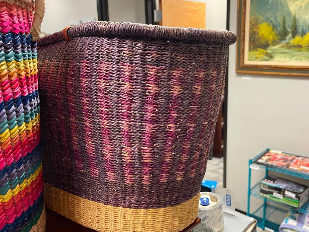 HANDCRAFTED AFRICAN STYLE STORAGE BASKET / HAMPER FEATURING WOVEN DESIGN AND LEATHER HANDLED BASKET - 8