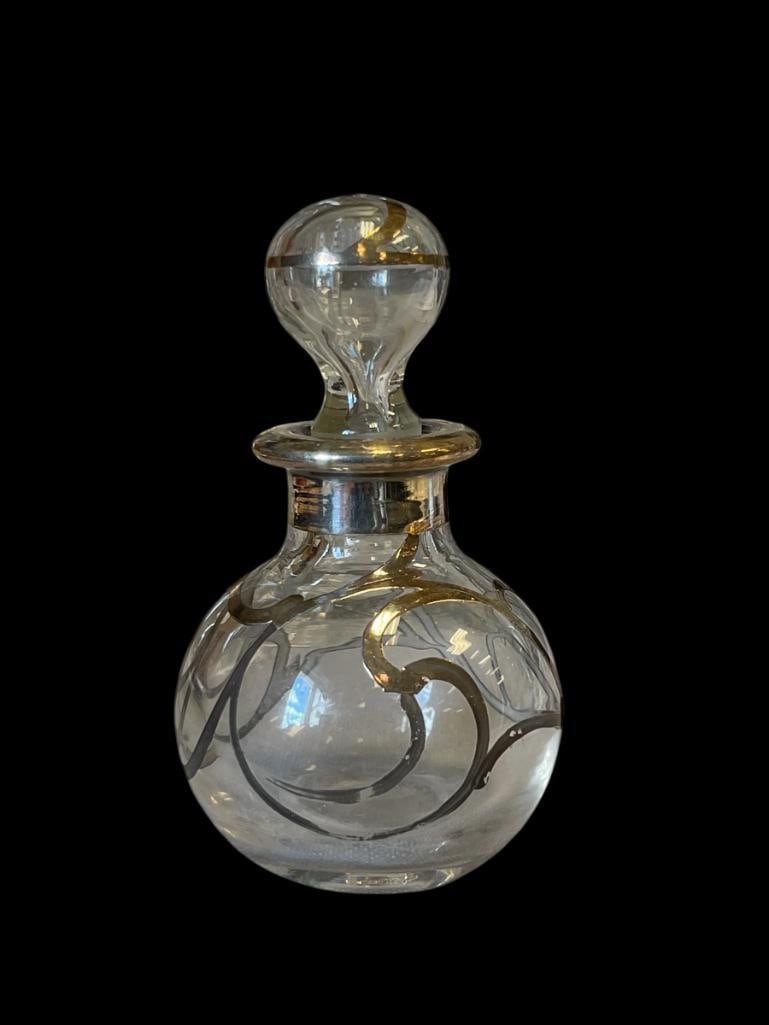 1930'S - 1940'S VINTAGE GLASS FRAGRANCE BOTTLE WITH DECORATIVE STERLING SILVER OVERLAY: WITH MATCHING STOPPER, NO CRACKS, OR CHIPS 3 1/2" H