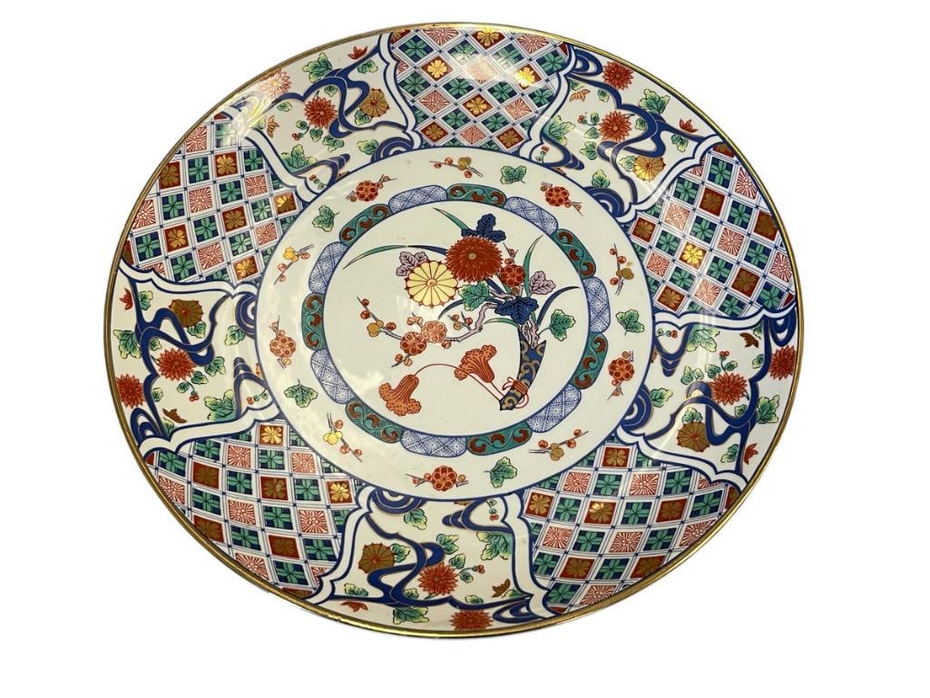20TH CENTURY SHIBATA TOKI JAPANESE PORCELAIN IMARI CHARGER CIRCA 1948 - 1994: FLORAL AND GEOMETRIC DESIGN CHARGER WITH GILT ACCENTS, MARKED ON THE BOTTOM, NO CHIPS OR CRACKS 14" ROUND 