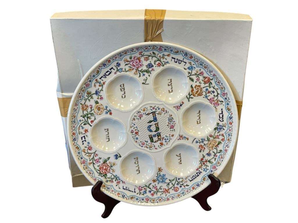 LENOX L 'CHAIM JUDAIC COLLECTION SEDER PLATE MADE IN THE U.S.A.: MULTICOLOR DECORATED FLORAL DESIGN PLATE WITH GILT ACCENTS, LIKE-NEW WITH LABEL, BOX IS INCLUDED, BUT DAMAGED 14 1/2" ROUND