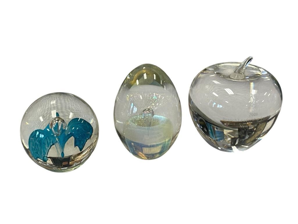 ROBERT EICKHOLT HAND BLOWN STUDIO AND TIFFANY & CO. CRYSTAL APPLE PAPERWEIGHTS (1 of 6)