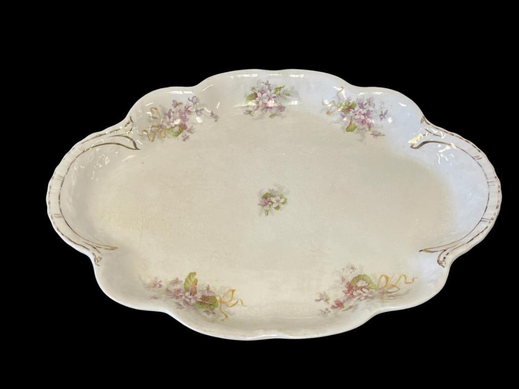EARLY 20TH CENTURY HOMER LAUGHLIN AMERICAN BEAUTY LARGER SERVING PLATTER FLORAL DESIGN GILT ACCENTS: LARGE SCALLOPED EDGE SERVING PLATTER WITH FLORAL DESIGN, GILDING SHOWS WEAR, MARKED ON THE BOTTOM, NO CHIPS OR CRACKS, GLAZE SHOWS CRACKLING 16 1/2" X 12 1/2" 