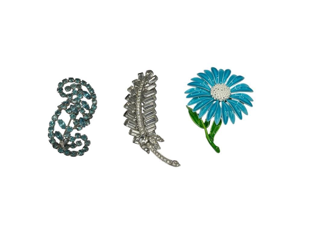 THREE COSTUME JEWELRY BROOCHES INCLUDING A SIGNED EISENBERG ICE FEATHER BROOCH (1 of 9)