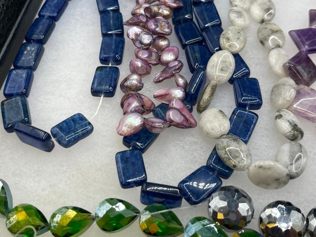 ASSORTMENT OF STONE AND SIMULATED STONE BEADS, RHINESTONES, ROSE QUARTZ, AND NECKLACES - 3