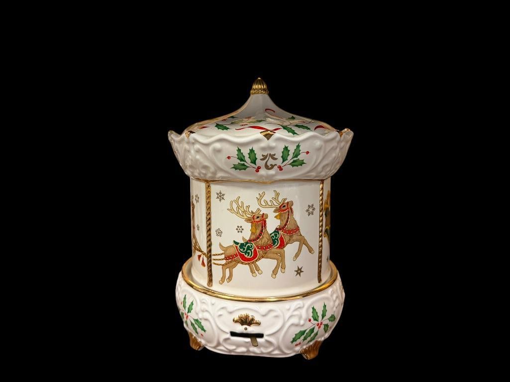 LENOX HOLIDAY CAROUSEL CENTERPIECE MINIATURE MUSICAL CAROUSEL (1 of 7)