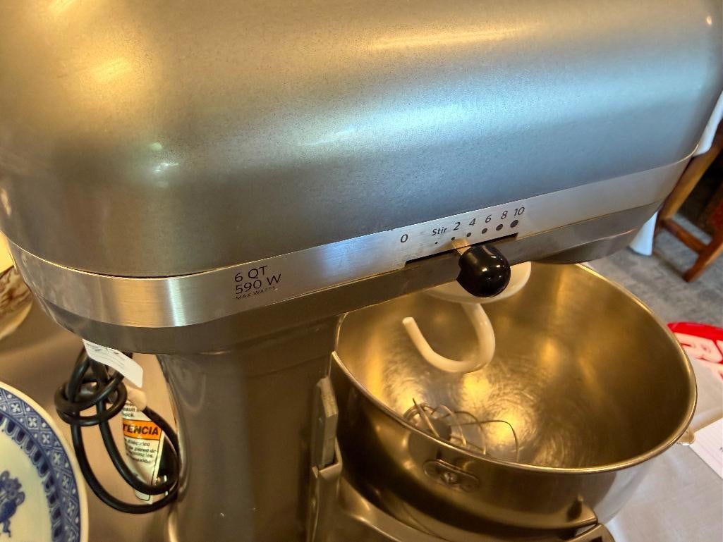 KITCHEN AID COUNTERTOP 5 QT MIXER WITH TWO ATTACHEMENTS AND MIXINGBOWL - 12