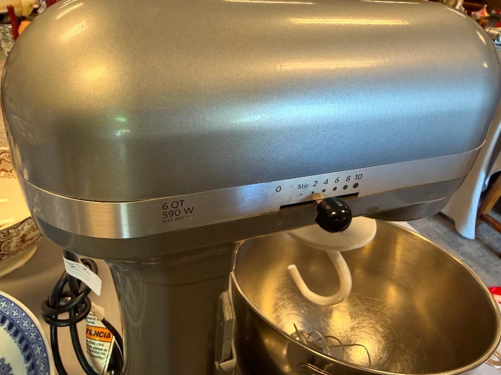 KITCHEN AID COUNTERTOP 5 QT MIXER WITH TWO ATTACHEMENTS AND MIXINGBOWL - 13