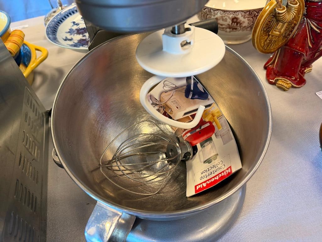 KITCHEN AID COUNTERTOP 5 QT MIXER WITH TWO ATTACHEMENTS AND MIXINGBOWL - 4