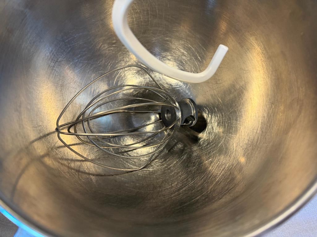 KITCHEN AID COUNTERTOP 5 QT MIXER WITH TWO ATTACHEMENTS AND MIXINGBOWL - 7