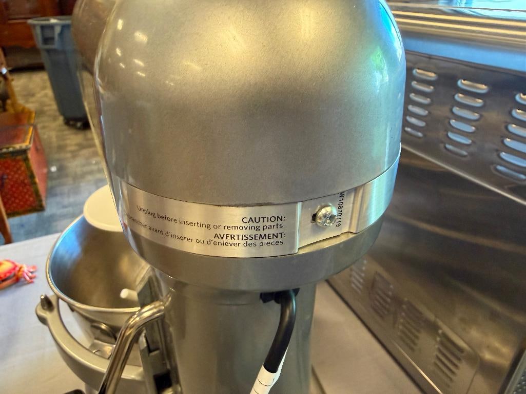 KITCHEN AID COUNTERTOP 5 QT MIXER WITH TWO ATTACHEMENTS AND MIXINGBOWL - 9