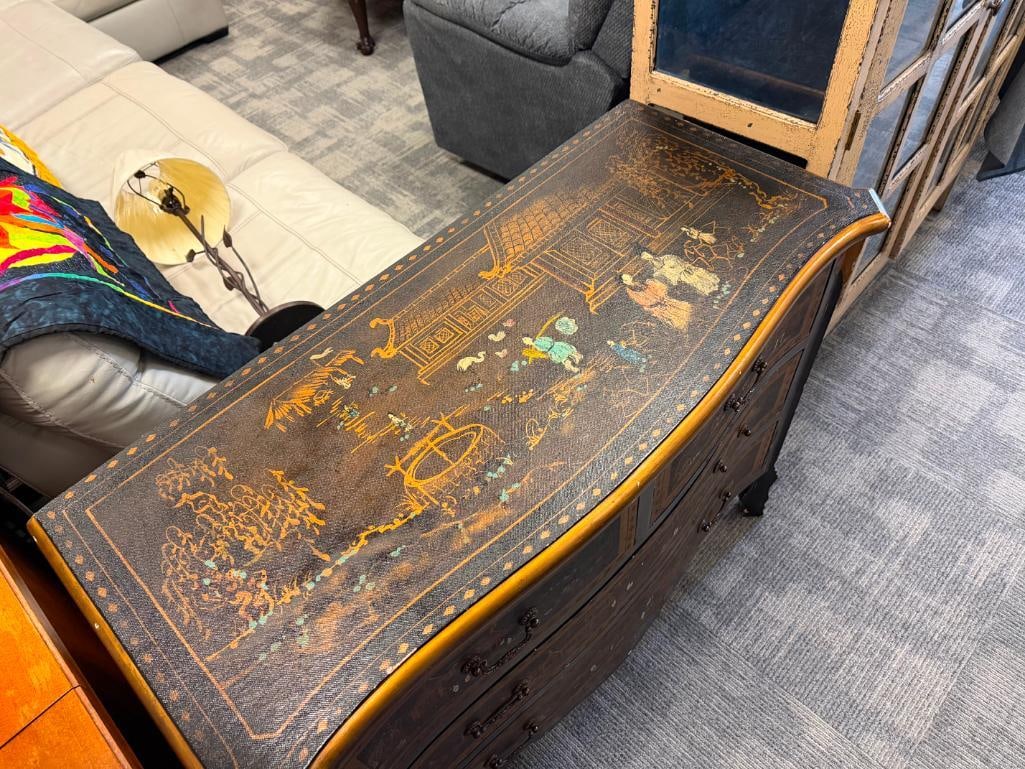 VINTAGE ASIAN LAQCUERED CHINOISERIE CHEST OF DRAWERS FEATURING HANDPAINTED DECORATIONS - 4