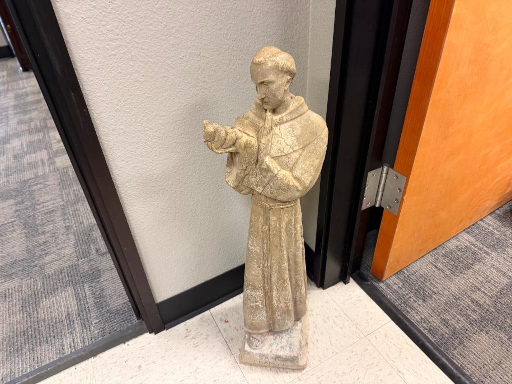 SAINT FRANCIS D'ASSISE RELIGIOUS CEMENT YARD ART SCULPTURE: MINOR STRESS CRACKS BUT OVERALL GOOD CONDITION, BIRD HEADS HAVE CHIPS 27 1/2" 