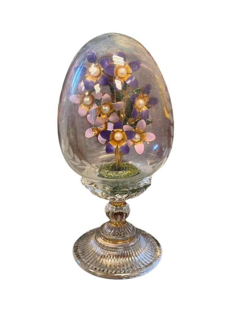 THE FRANKLIN MINT HOUSE OF FABERGE THE VIOLET BOUQUET IMPERIAL CRYSTAL EGG: HAND ENAMELED PURPLE VIOLETS WITH PEARL CENTERS, HOUSED IN HAND BLOWN CRYSTAL EGG, ATTACHED TO DECORATIVE BASE, MADE IN AUSTRIA LABEL ON THE BOTTOM, NO CHIPS OR CRACKS 5 3/4" H