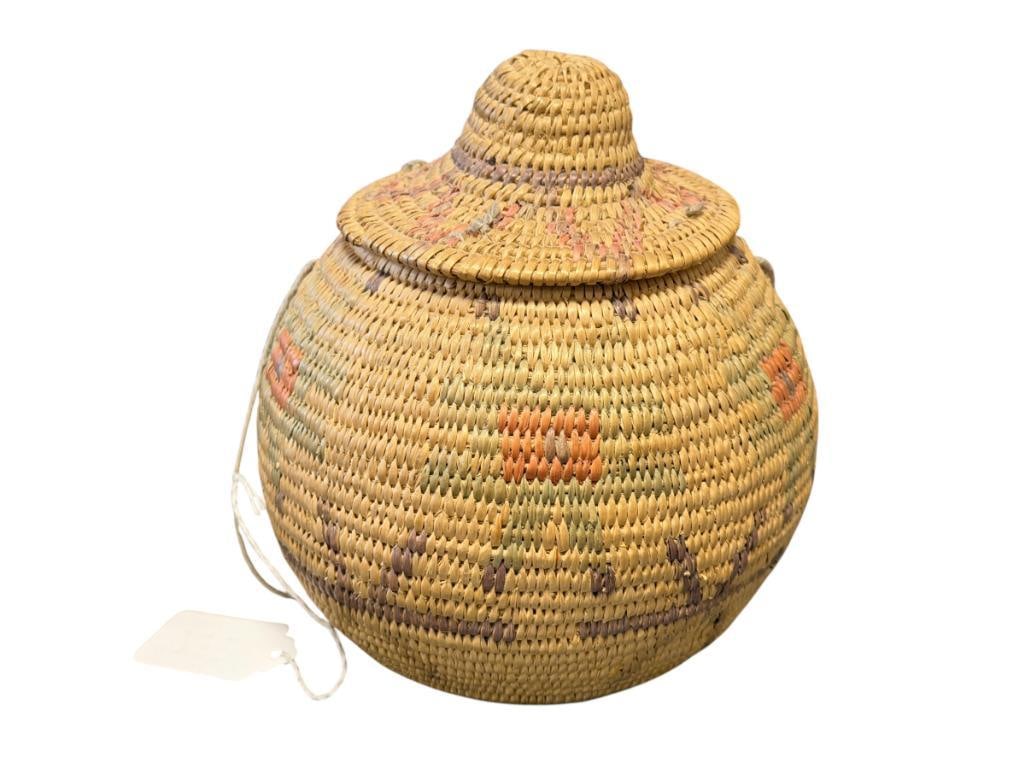 EARLY 20TH CENTURY LATE 19TH CENTURY PAUITE / WASHOE NATIVE AMERICAN POLYCHROME LIDDED BASKET (1 of 9)