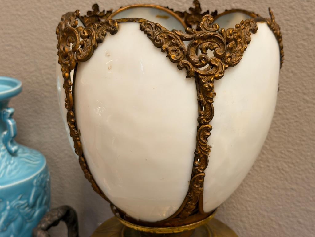 ANTIQUE BRADLEY & HUBBARD ART NOUVEAU STYLE ORNATE PARLOR LAMP WITH ENCASED GLASS SHADE - 11