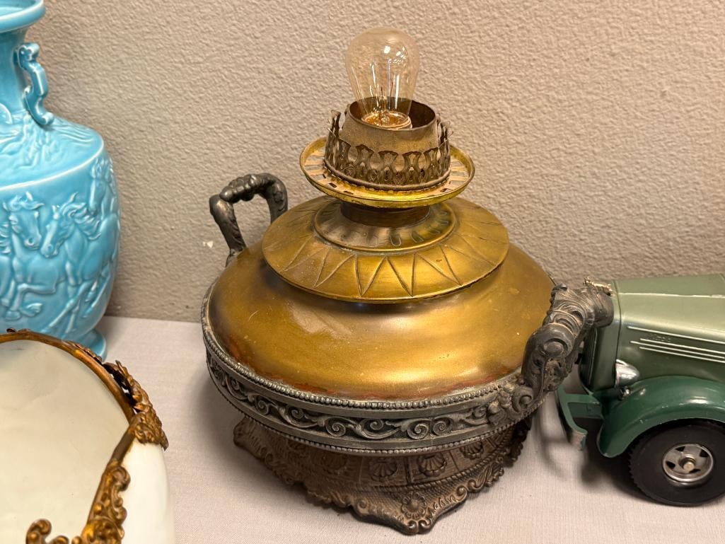 ANTIQUE BRADLEY & HUBBARD ART NOUVEAU STYLE ORNATE PARLOR LAMP WITH ENCASED GLASS SHADE - 17