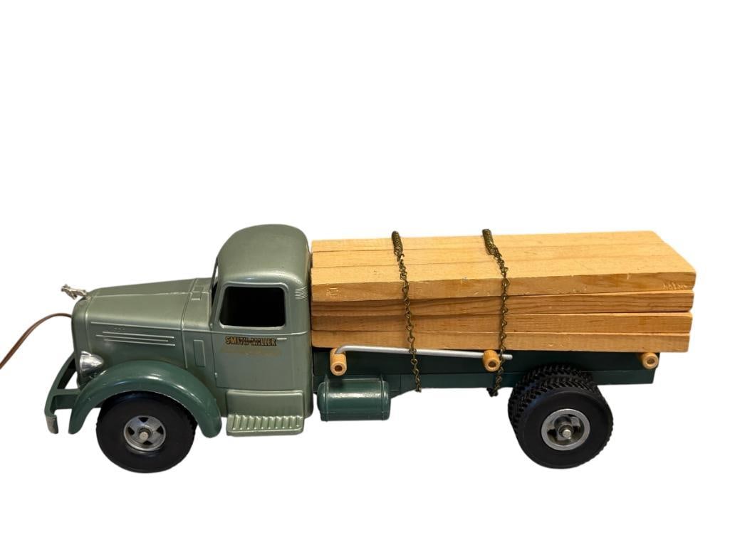 1950'S SMITH - MILLER PRESSED STEEL TOY MACK FLATBED LUMBER TRUCK WITH LUMBER (1 of 10)