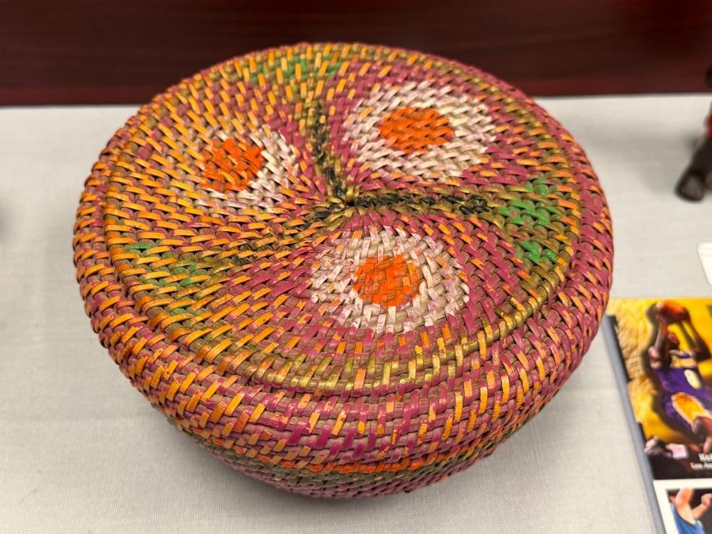 20TH CENTURY HAND WOVEN LIDDED BASKET WITH HAND PAINTED DESIGN - 2