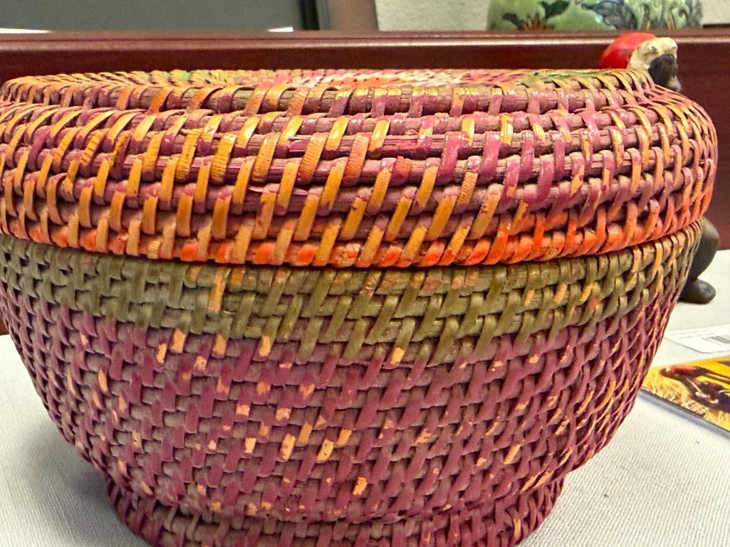 20TH CENTURY HAND WOVEN LIDDED BASKET WITH HAND PAINTED DESIGN - 4