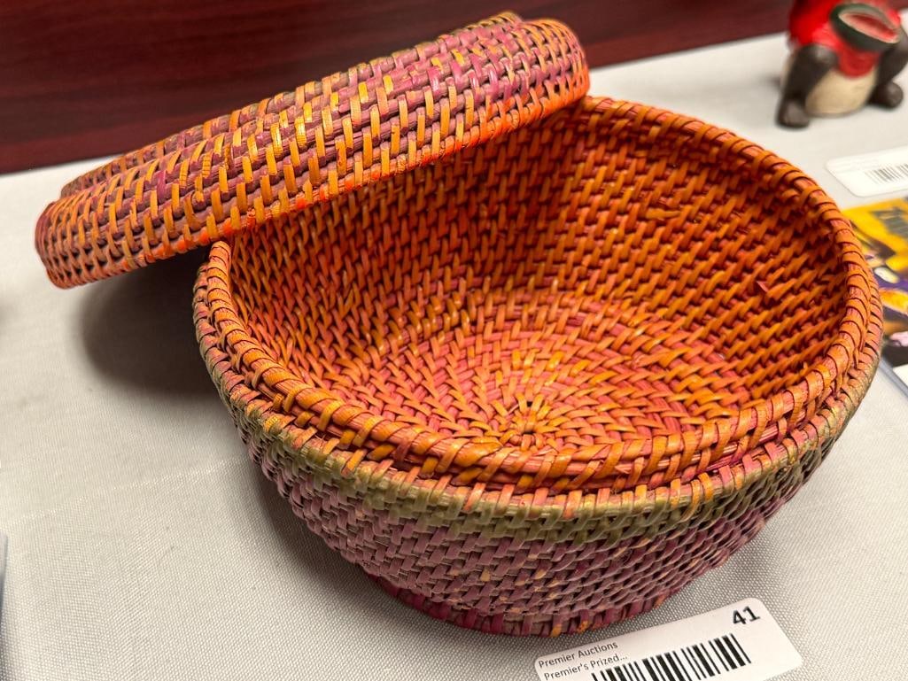 20TH CENTURY HAND WOVEN LIDDED BASKET WITH HAND PAINTED DESIGN - 5