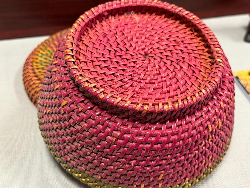 20TH CENTURY HAND WOVEN LIDDED BASKET WITH HAND PAINTED DESIGN - 7