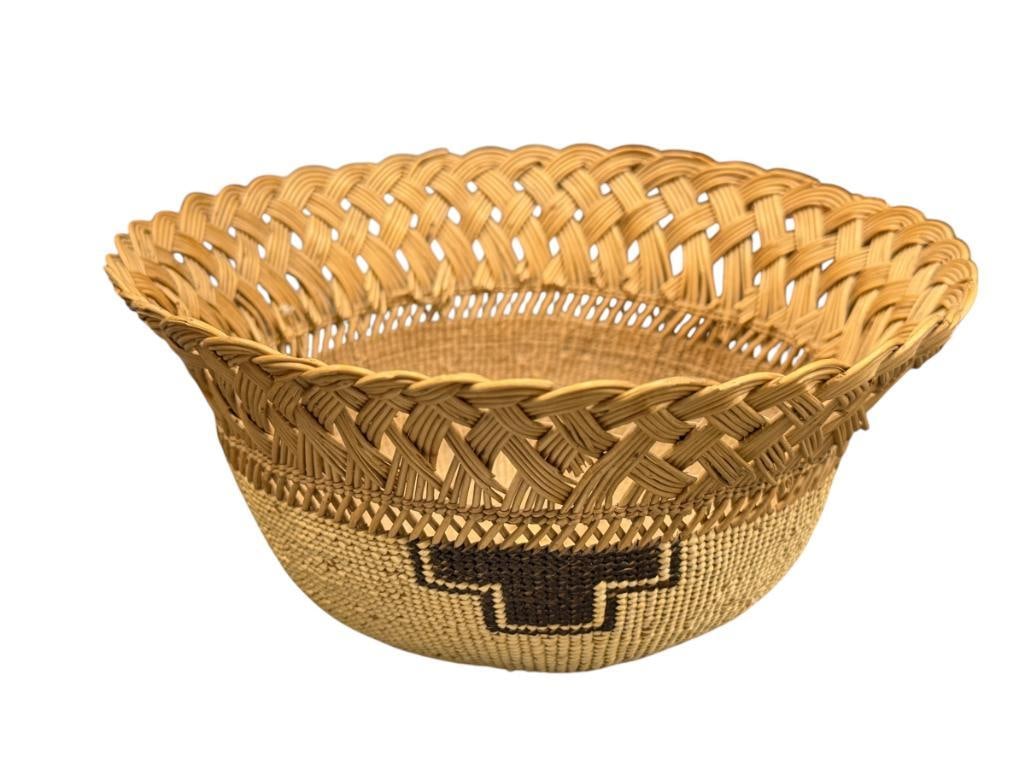 VINTAGE HAND WOVEN NATIVE AMERICAN BASKET WITH LACE PINE NEEDLE RIM AND GEOMETRIC DESIGN (1 of 8)