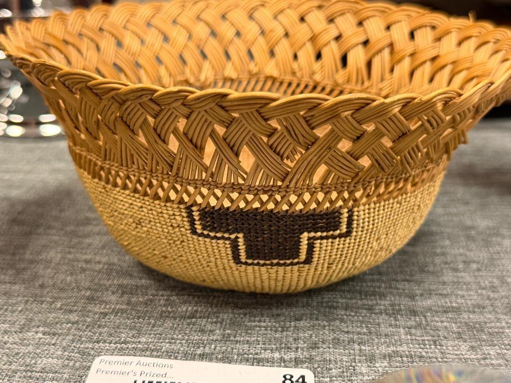 VINTAGE HAND WOVEN NATIVE AMERICAN BASKET WITH LACE PINE NEEDLE RIM AND GEOMETRIC DESIGN - 2