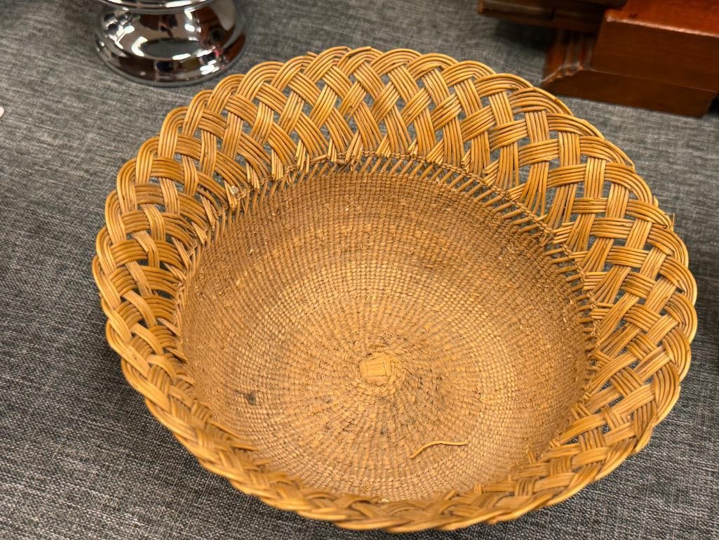 VINTAGE HAND WOVEN NATIVE AMERICAN BASKET WITH LACE PINE NEEDLE RIM AND GEOMETRIC DESIGN - 3