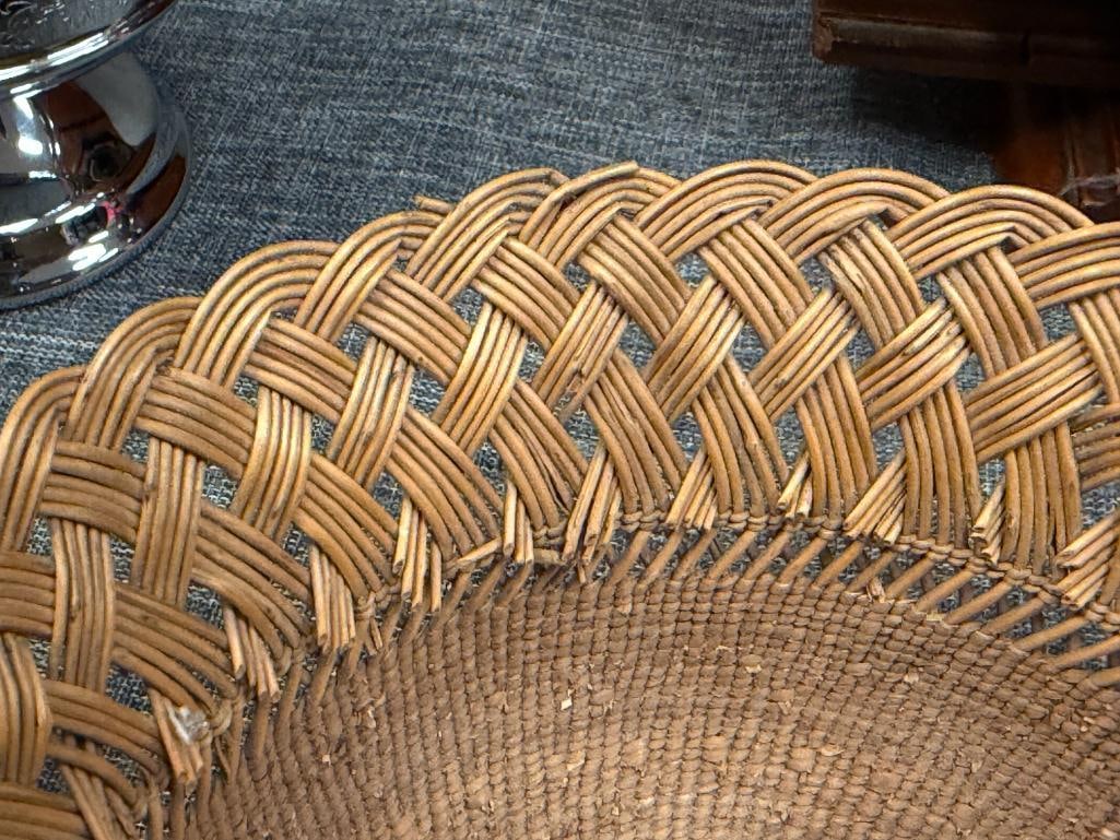 VINTAGE HAND WOVEN NATIVE AMERICAN BASKET WITH LACE PINE NEEDLE RIM AND GEOMETRIC DESIGN - 4