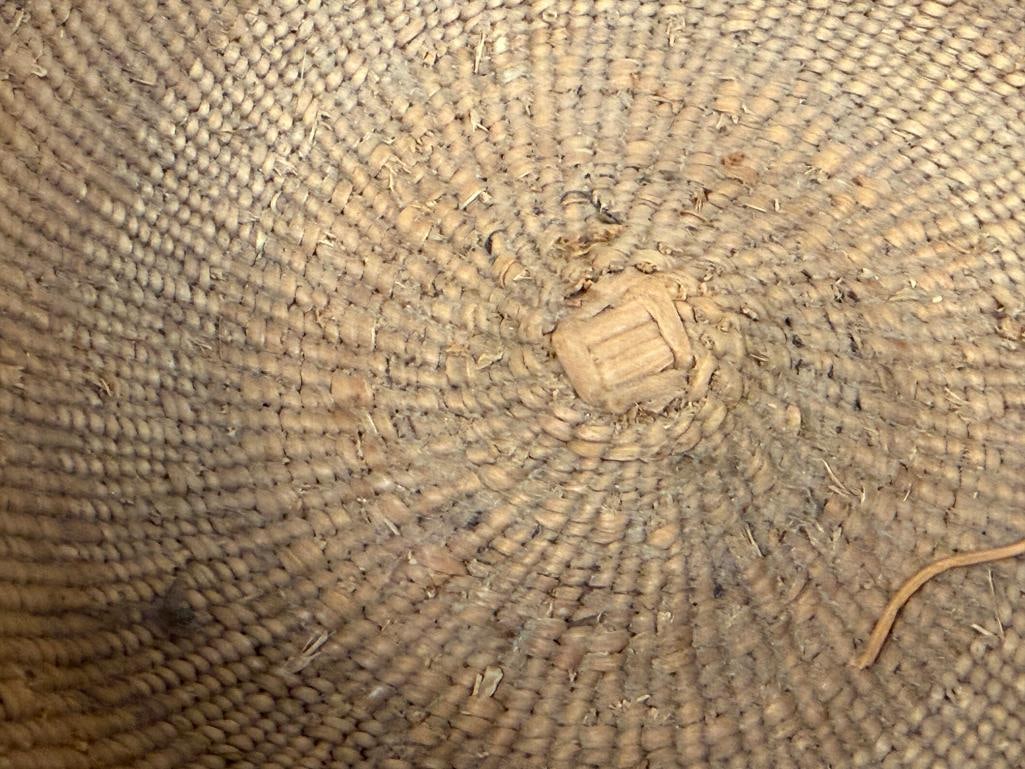 VINTAGE HAND WOVEN NATIVE AMERICAN BASKET WITH LACE PINE NEEDLE RIM AND GEOMETRIC DESIGN - 5