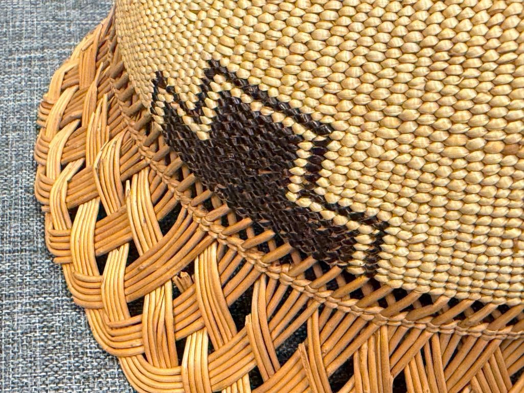 VINTAGE HAND WOVEN NATIVE AMERICAN BASKET WITH LACE PINE NEEDLE RIM AND GEOMETRIC DESIGN - 6
