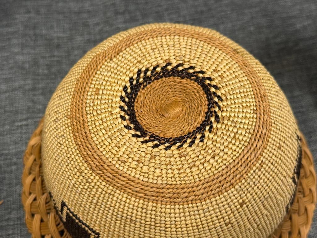 VINTAGE HAND WOVEN NATIVE AMERICAN BASKET WITH LACE PINE NEEDLE RIM AND GEOMETRIC DESIGN - 7