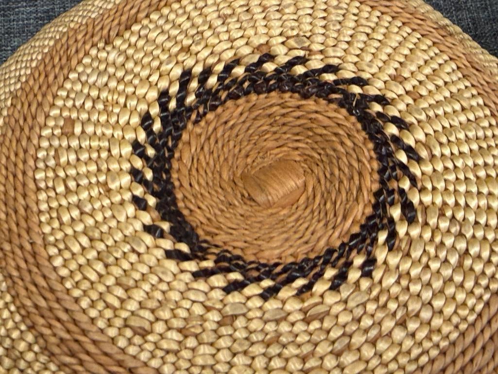 VINTAGE HAND WOVEN NATIVE AMERICAN BASKET WITH LACE PINE NEEDLE RIM AND GEOMETRIC DESIGN - 8
