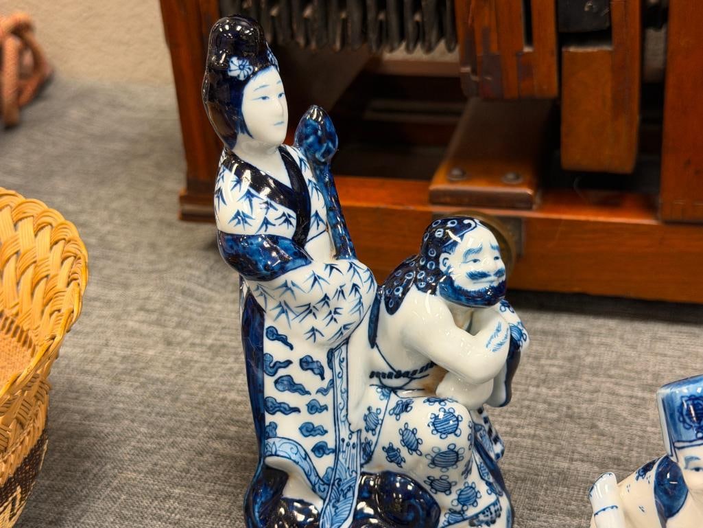 VINTAGE BLUE AND WHITE CHINESE PORCELAIN FIGURINES - 4