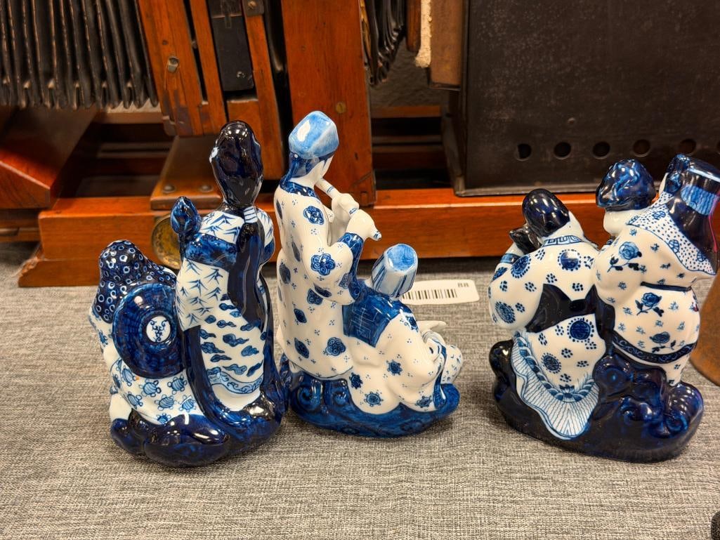 VINTAGE BLUE AND WHITE CHINESE PORCELAIN FIGURINES - 8