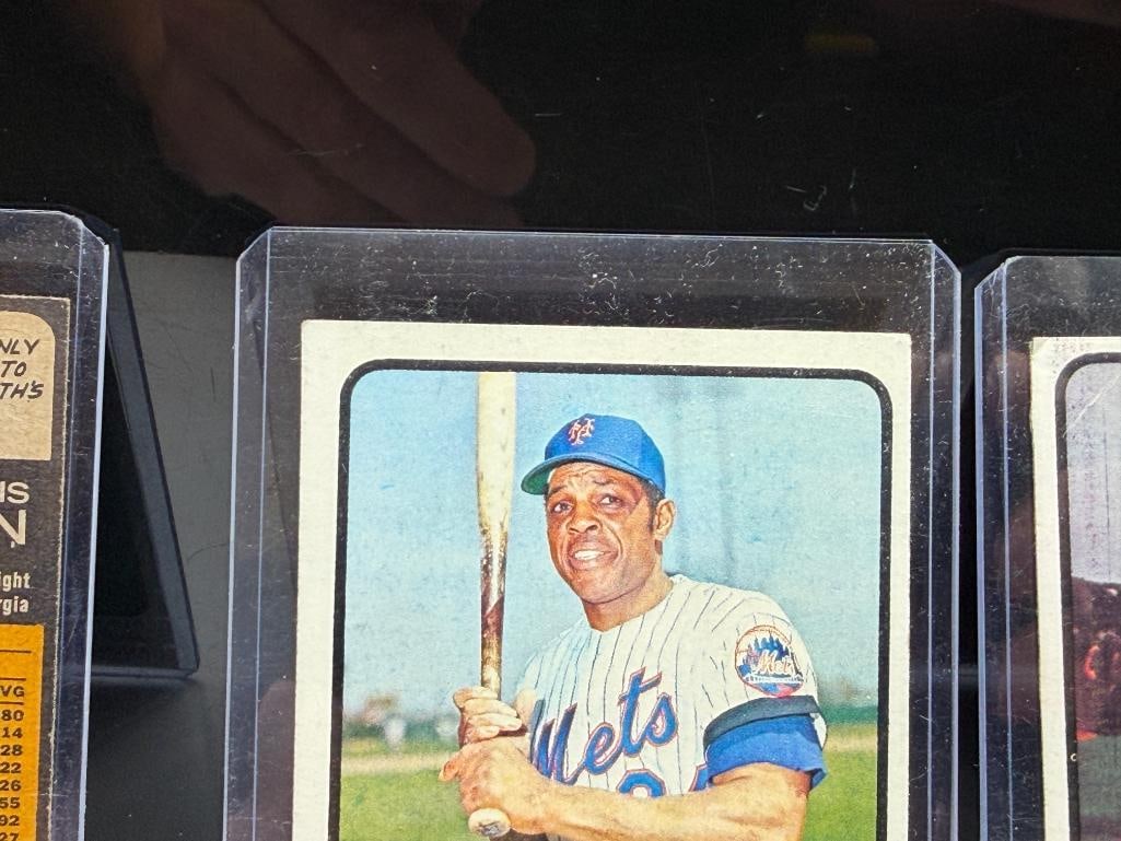 THREE 1973 TOPPS BASEBALL CARDS INCLUDING ROBERTO CLEMENTE, WILLIE MAYS, AND HANK AARON - 10